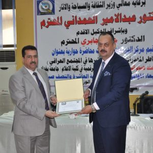 تدريسي-من-كلية-الاعلام-يلقي-محاضرة-عن-مخاطر-المخدرات-2