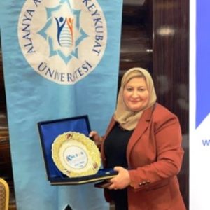 استاذة-في-كلية-اللغات-بجامعة-بغداد-تحصل-على-درع-التمّيز-في-مؤتمر-باتركيا-