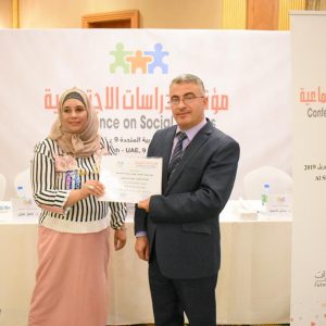 تدريسية-من-كلية-التربية-للبنات-تلقي-بحثاً-علمياً-بدولة-1