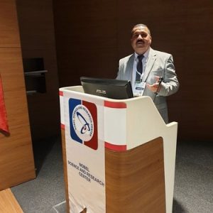 معاون-عميد-معهد-الهندسة-الوراثية-والتقنيات-الاحيائية-يقدم-بحثا-عن-السرطان-3