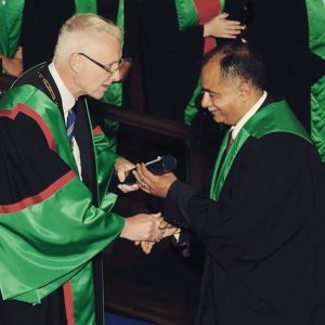 تدريسي-من-كلية-طب-الاسنان-بجامعة-بغداد-يحصل-على-1