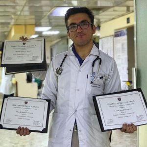 طالب-من-كلية-الطب-يحصل-على-شهادة-إنجازفي-العلوم-