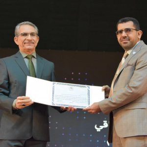 تدريسي-من-كلية-طب-الأسنان-بجامعة-بغداد-يكرَّم-في-يوم-العلم-العراقي-1