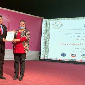 تدريسية-من-جامعة-بغداد-تحصل-على-وسام-الأبداع-العلمي-من-الأتحاد-3
