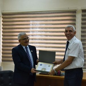 عميد-كلية-الهندسة-الخوارزمي-يكرم-نخبة-من-طلبة-الدراسات-العليا-المبتعثين-1