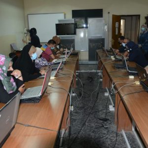 مركز-الحاسبة-يستضيف-امتحان-كلية-العلوم-لطلبة-الماجستير-والدكتوراه-5