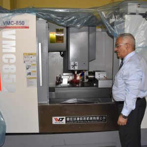عمادة-كلية-الهندسة-الخوارزمي-تجهز-مختبراتها-العلمية-بأحدث-جهاز-ماكنة-CNC-1
