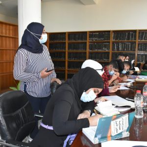 كلية-الاعلام-تقيم-محاضرة-لدراسة-وعرض-الكتب-كمادة-علمية-2