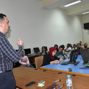 كلية-الاعلام-تقيم-ورشة-تدريبة-تتناول-اعداد-البرامج-وتقديمها-2