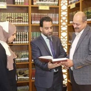 مسؤول-العلاقات-الثقافية-بكلية-العلوم-الاسلامية-في-زيارة-علمية-لكلية-