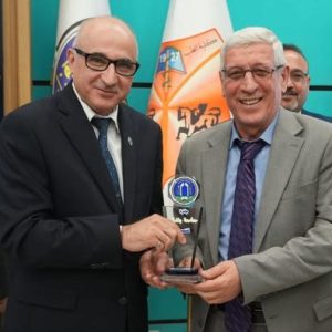 رئيس-جامعة-بغداد-يكرم-تدريسي-من-كلية-العلوم-للبنات