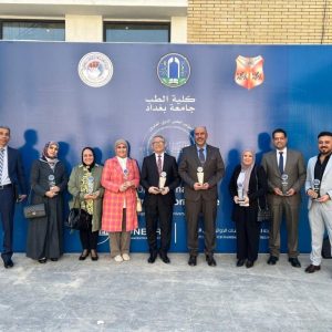 رئيس-جامعة-بغداد-يمنح-باحثي-كلية-الهندسة-دروع-التميز-1