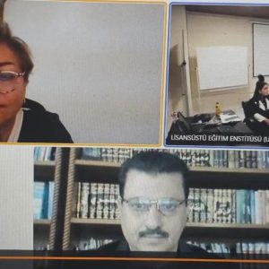 تدريسية-من-كلية-التربية-للبنات-عضوةً-في-لجنة-مناقشة-أطروحة-دكتوراه-في-جامعة-كارابوك-التركية-1
