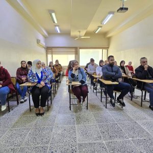 كلية-الاعلام-تنظم-ندوة-حول-العوامل-الاقتصادية-والسياسية-في-تشكيل-الراي-العام-3