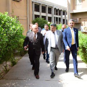 المساعد-العلمي-لرئيس-جامعة-بغداد-يتفقد-سير-الامتحان-بكلية-الاداب-2