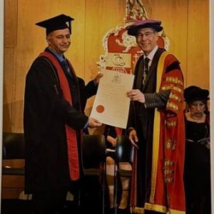 تدريسي-في-كلية-طب-الأسنان-يحصل-على-شهادة-الزمالة-الملكية-البريطانية-1