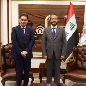 تدريسي-من-العلوم-الإسلامية-يهدي-مجموعة-من-مؤلفاته-العلمية-لوزير-التعليم-العالي-والبحث-العلمي-3