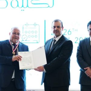 عميد-كلية-طب-الاسنان-بجامعة-بغداد-يكرم-بوسام-الراسخ-التقني-2