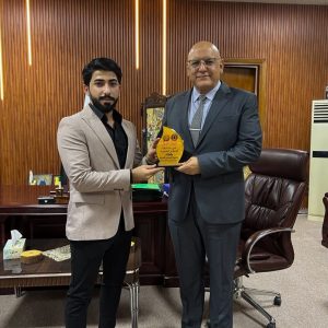 عميد-كلية-الإعلام-يكرم-الفائز-الاول-في-مهرجان-الافلام-القصيرة